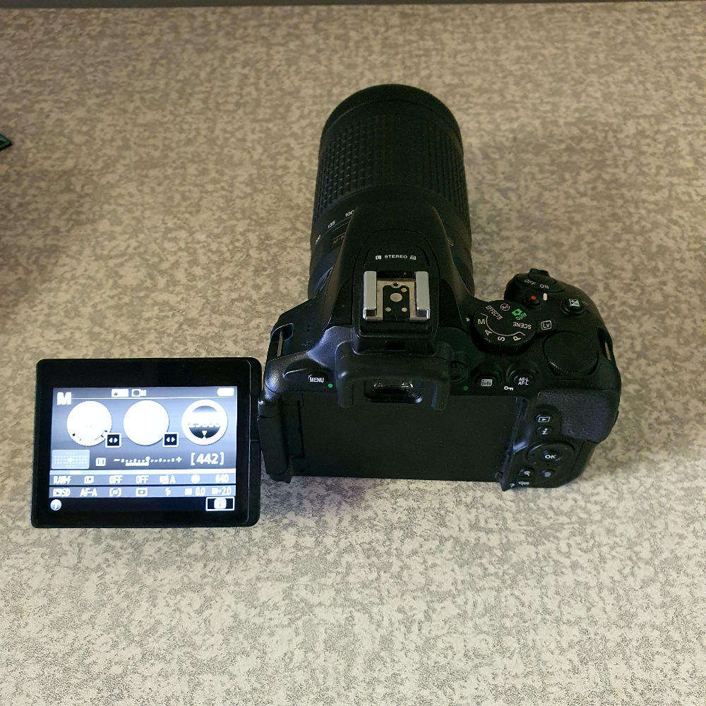 Nikon D5600 Full kit ( 2 lenses ) + Vanguard Bag