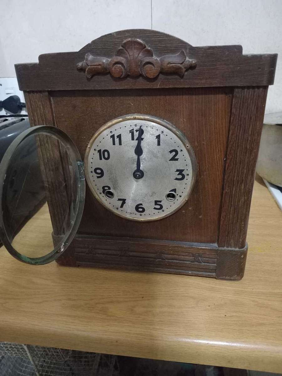 Antique mantle chime clockIn working condition, does not have key, needs a new key