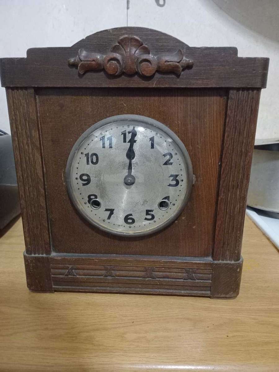 Antique mantle chime clockIn working condition, does not have key, needs a new key