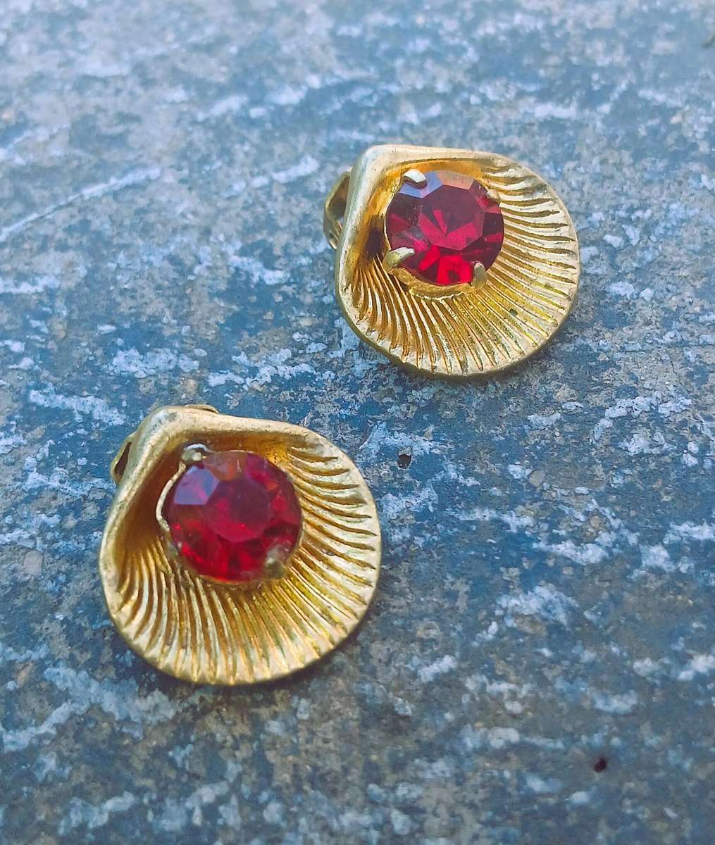 Vintage 1950s/60s Gilt Metal Scallops with Ruby Rhinestone Clip-On Earrings