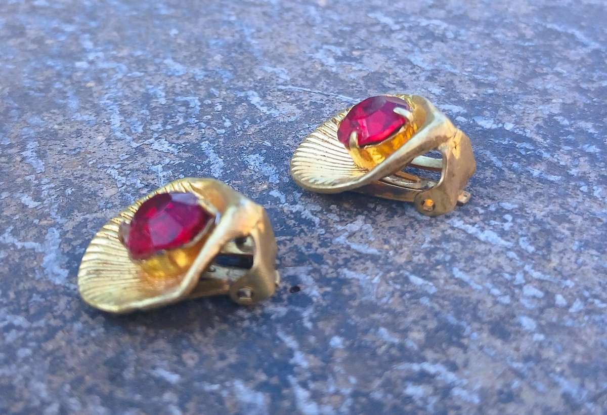 Vintage 1950s/60s Gilt Metal Scallops with Ruby Rhinestone Clip-On Earrings