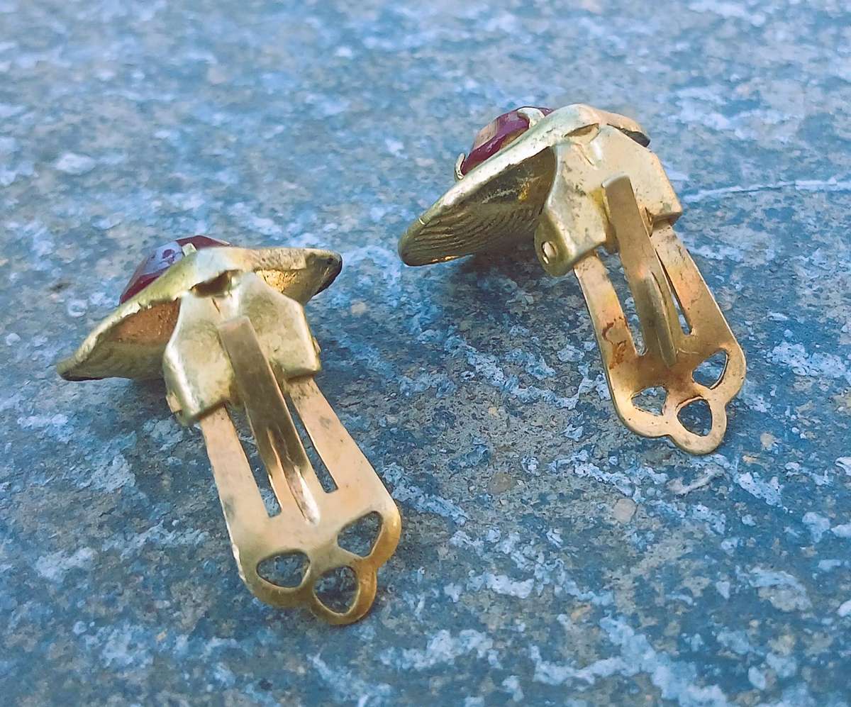 Vintage 1950s/60s Gilt Metal Scallops with Ruby Rhinestone Clip-On Earrings