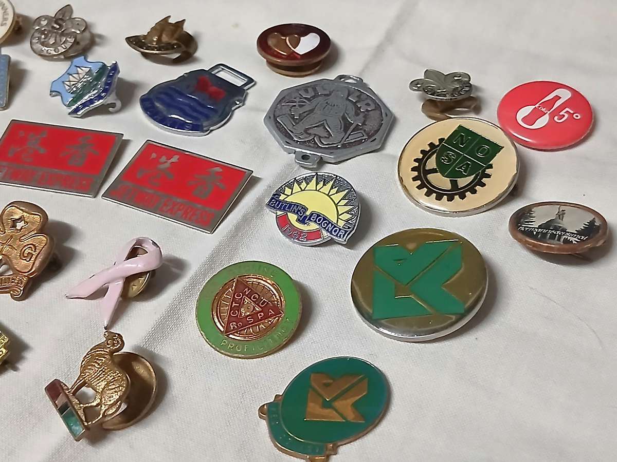 Diverse Collection of Vintage Pins & Badges  Mixed Lot
