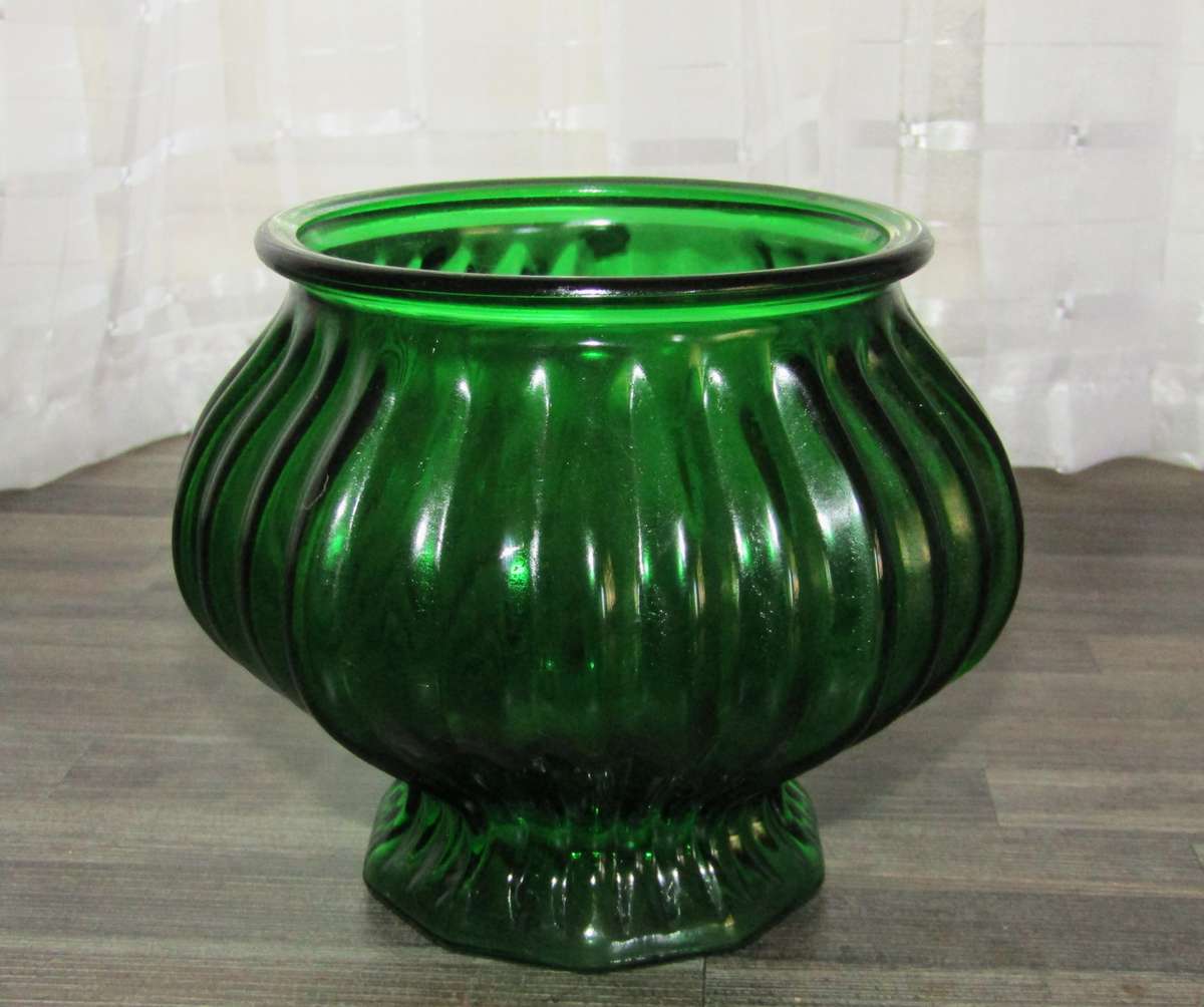 Vintage EO Brody Co. Emerald Vase #G104 from Cleveland, Ohio, USA