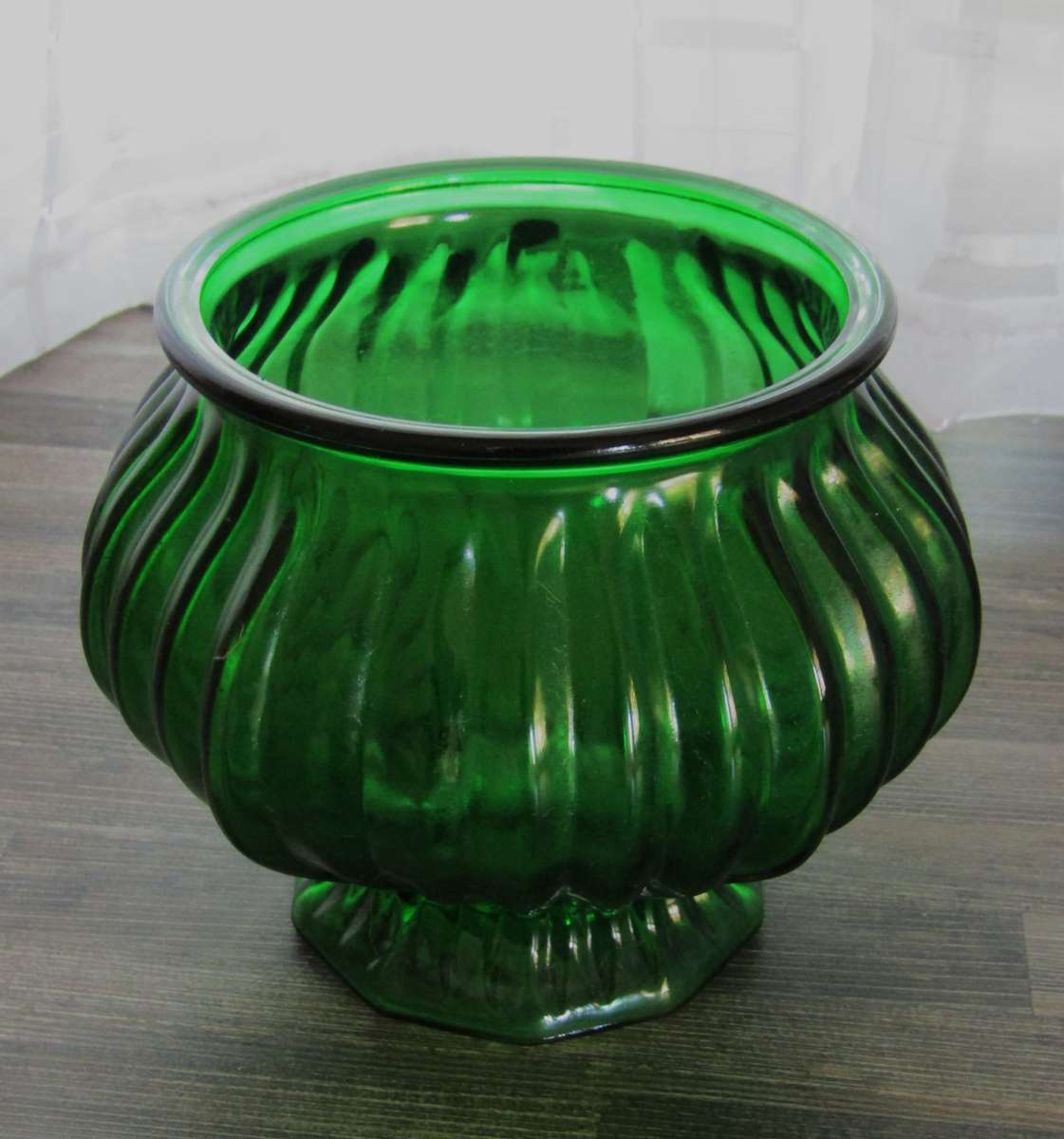 Vintage EO Brody Co. Emerald Vase #G104 from Cleveland, Ohio, USA