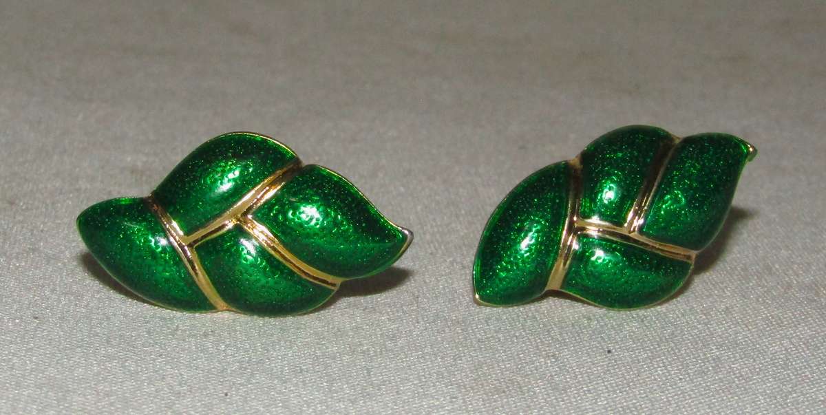 Vintage Gold Tone and Emerald Green Enamel Clip-on Earrings
