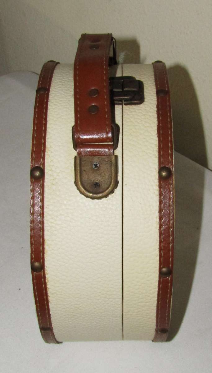 Vintage-Style Round Vanity Case with Cherub Print