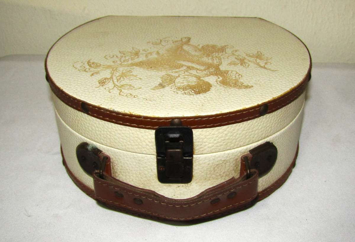 Vintage-Style Round Vanity Case with Cherub Print