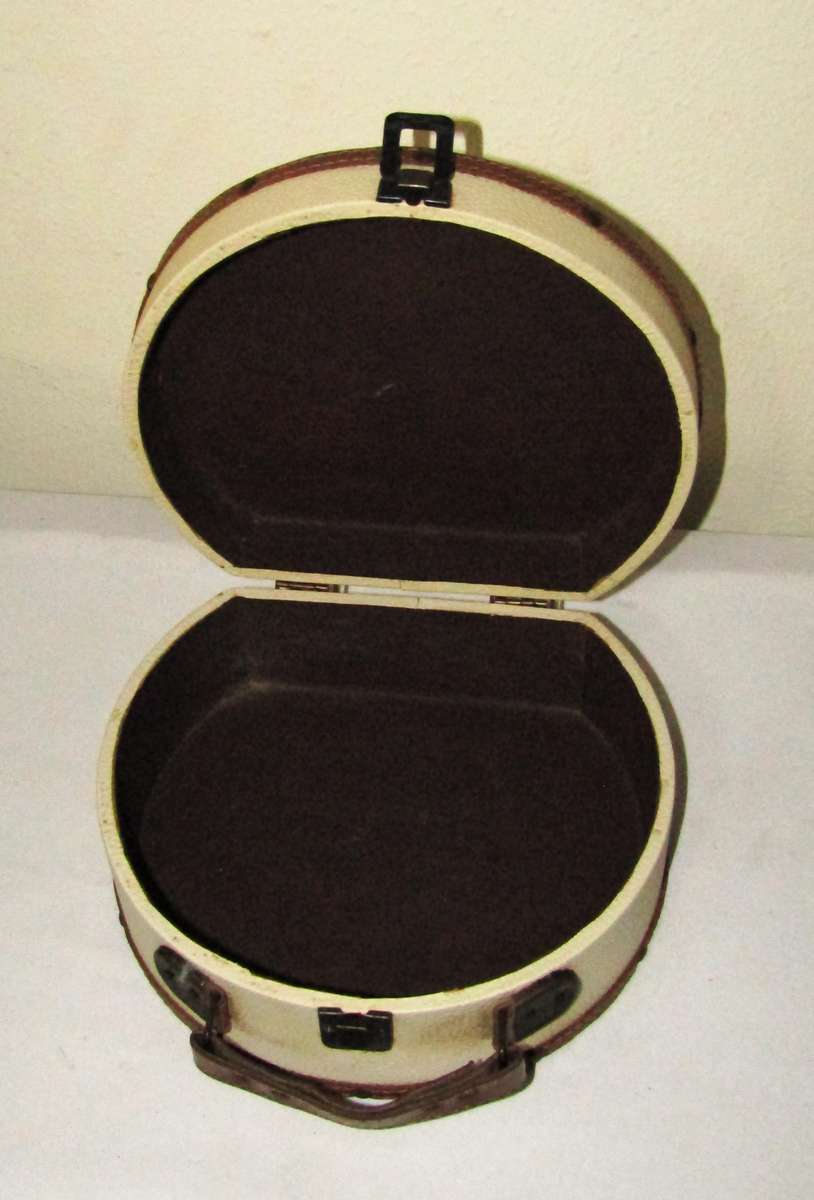 Vintage-Style Round Vanity Case with Cherub Print