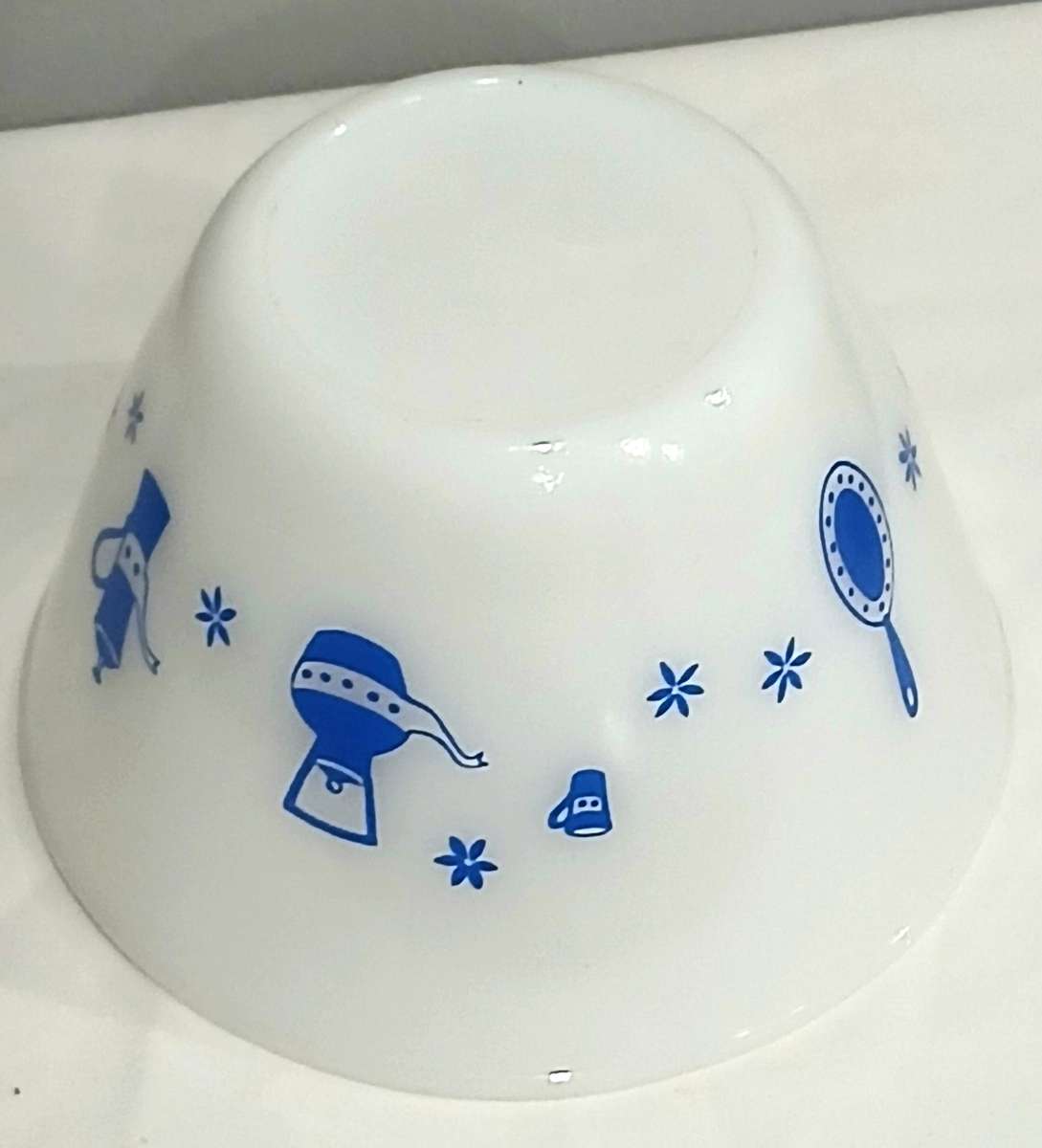 Vintage 1970s Blue & White Milk Glass Mixing Bowl | Unmarked | 19cm