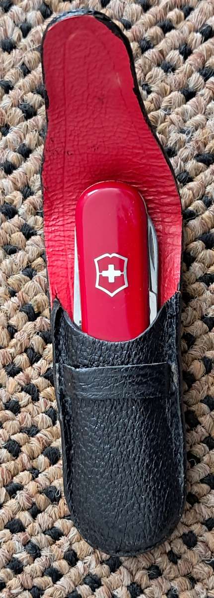 SMALL CLASSIC VICTORINOX KNIFE : UNUSED