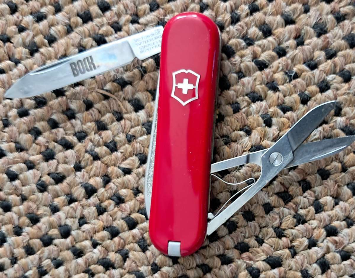 SMALL CLASSIC VICTORINOX KNIFE : UNUSED
