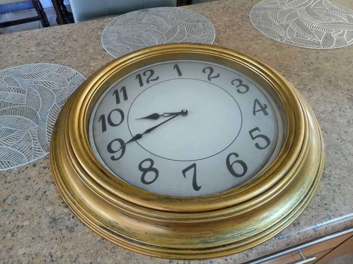 BEAUTIFUL LARGE 60CM BRUSHED GOLD WALL CLOCK FOR REPAIRS
