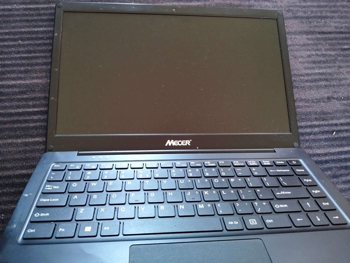Laptop - Mecer Z140c-Xpress-G (not working I ideal for spares)