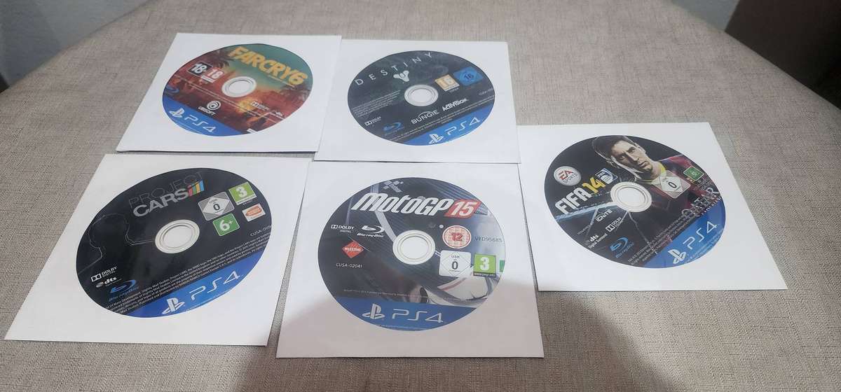 5X PS4 GAMES BUNDLE - Random Games