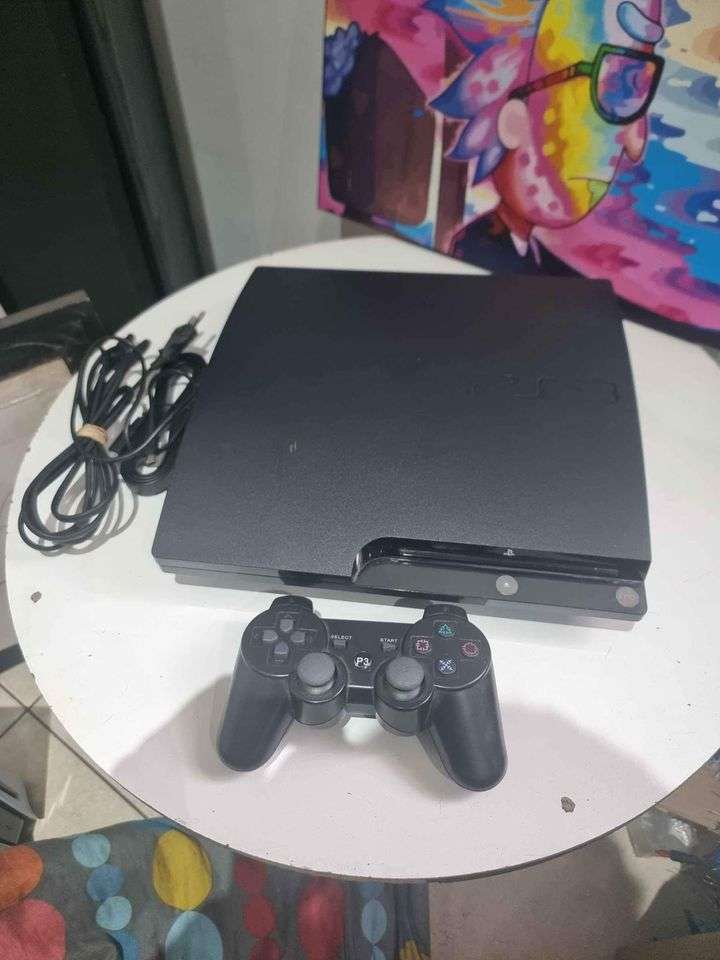 Ps3 slim console upgraded (500GB) 1x controller and cables