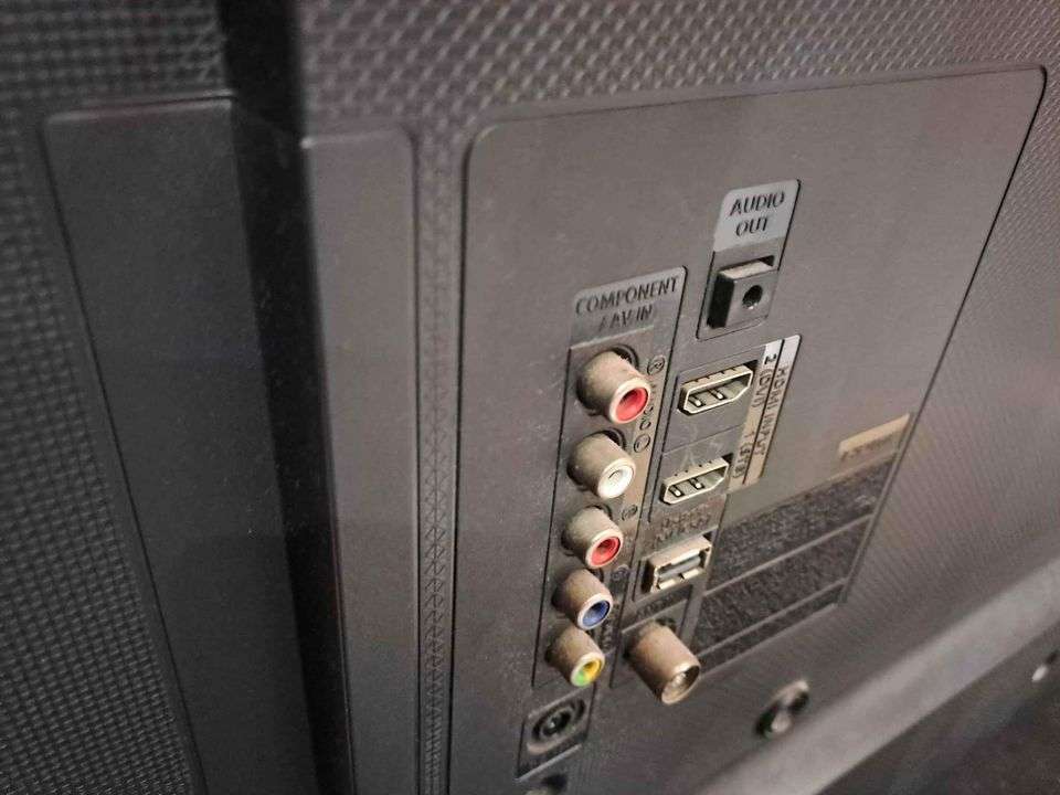 Samsung 32" LED TV with remote -UA32J4003BR