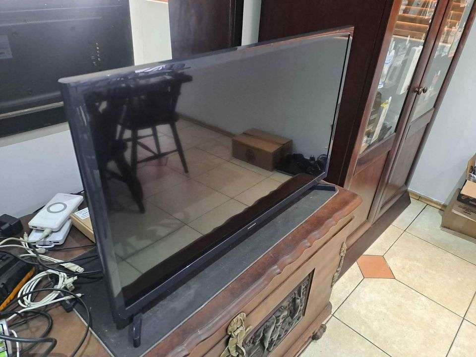 Samsung 32" LED TV with remote -UA32J4003BR