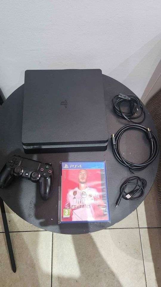 Ps4 slim console 500GB- Fifa 20 (+HDR) including 1x controller and cables