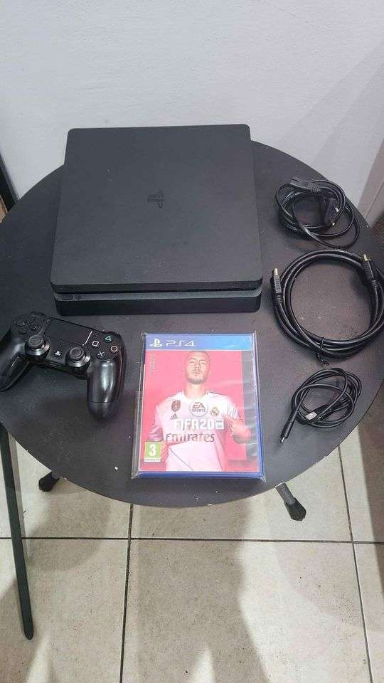 Ps4 slim console 500GB- Fifa 20 (+HDR) including 1x controller and cables