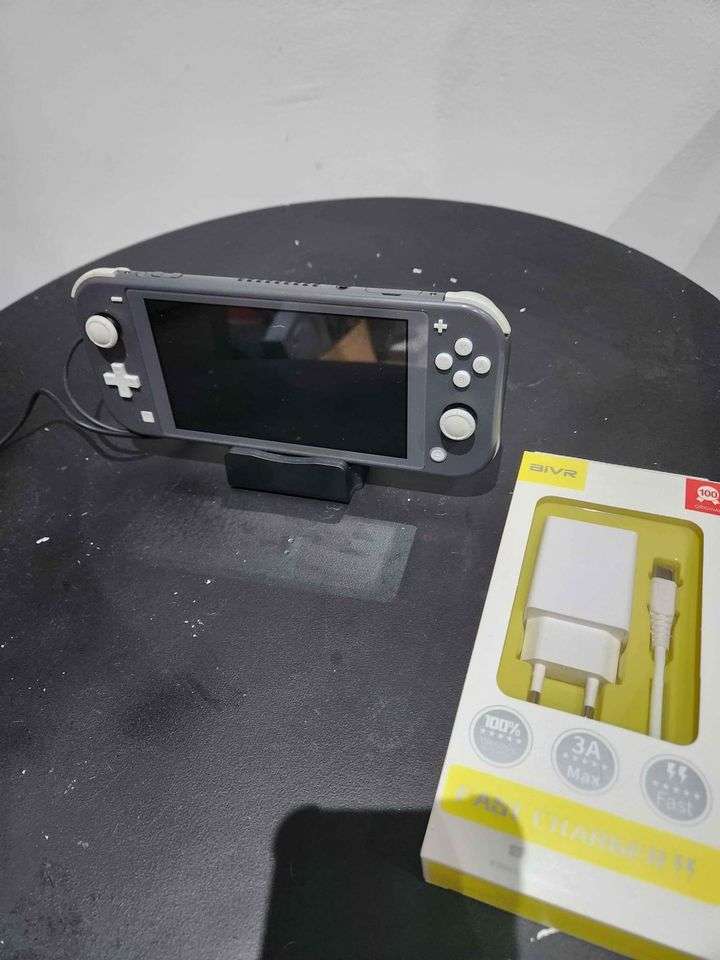 Nintendo switch lite 32GB (GRAY)- with usb charger & Docking stand charger
