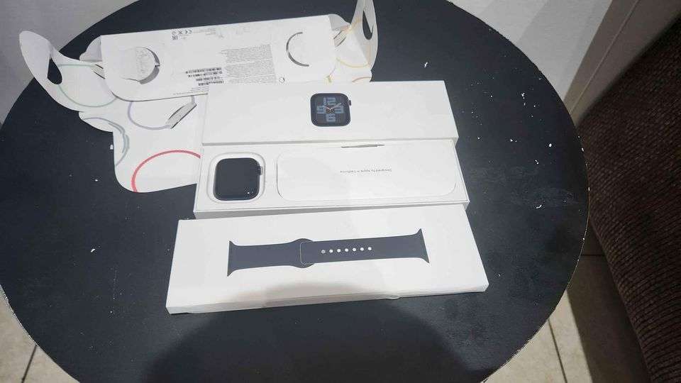 Apple watch se 2nd gen- model s2724 - gps plus cellular 44mm - midnight  with sport band - Large