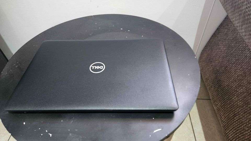 Dell Latitude 3500- (15.6") Quad core i5-8265U, 8gb ddr4 ram, 256gb m.2 ssd- new battery