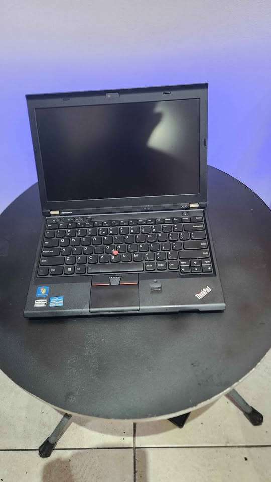 Lenovo Thinkpad x230- (12.5`) Dual core i5-3320m, 8gb ddr3 ram, 500gb harddrive