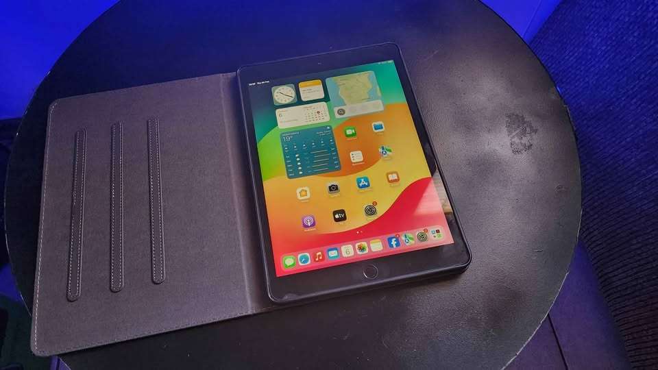 Apple Ipad A2196 - (10.2") 7th gen 128gb cellular with wifi + accessories