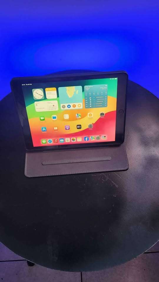 Apple Ipad A2196 - (10.2") 7th gen 128gb cellular with wifi + accessories