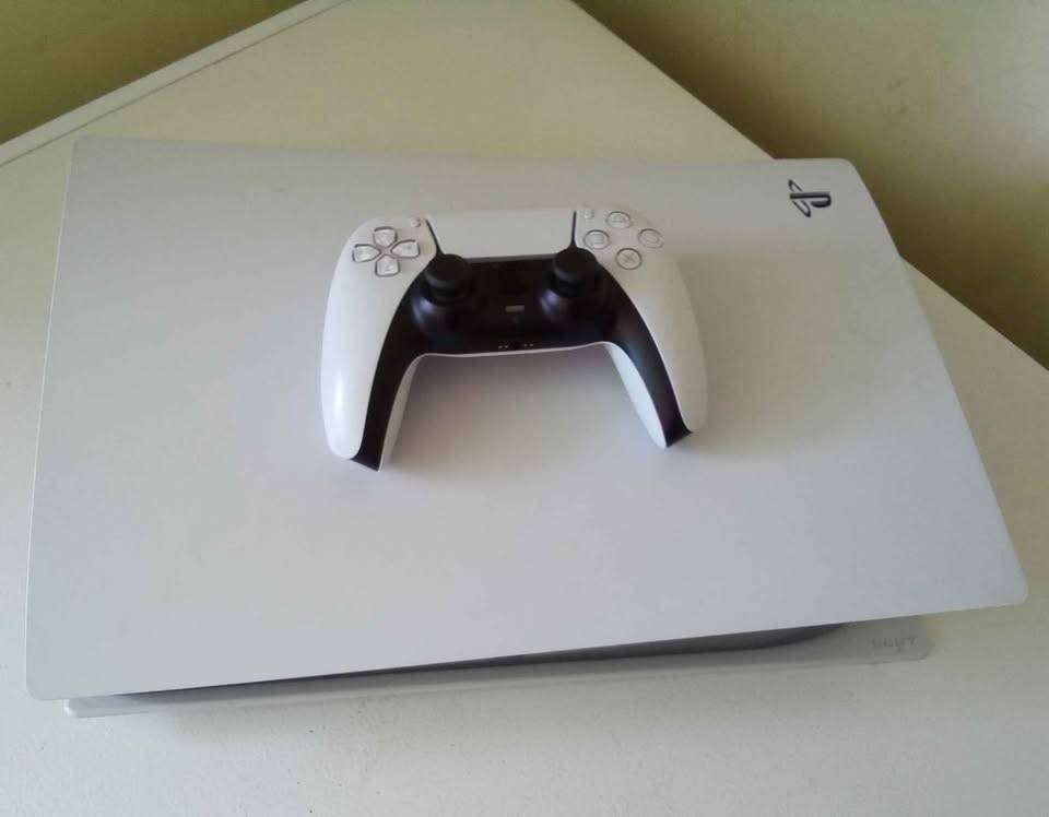 PlayStation 5 Digital Edition Console - 1x controller and cables