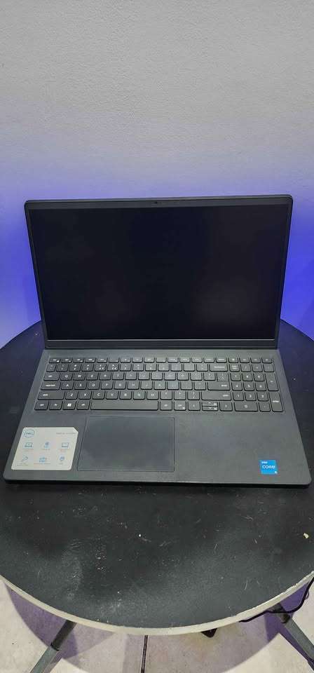 Dell Inspiron 15 3511 - 15.6" quad core i5-1135g7 -8gb ddr4 ram -256gb m.2 ssd- intel Iris XE