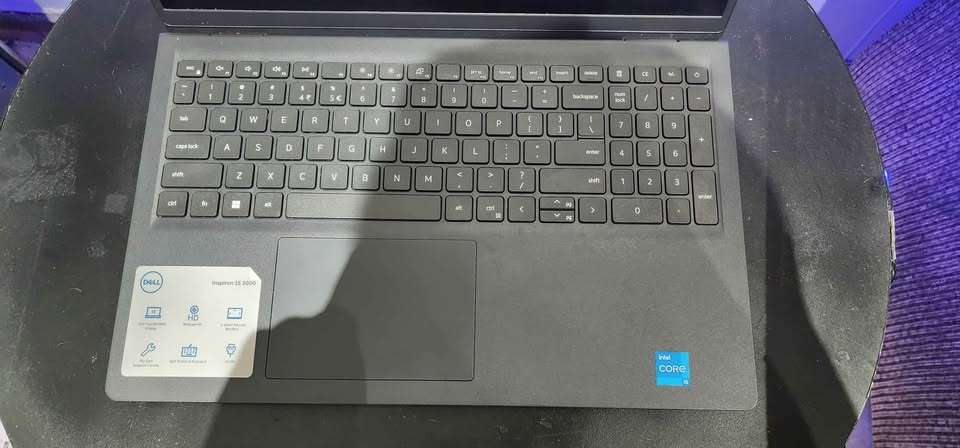 Dell Inspiron 15 3511 - 15.6" quad core i5-1135g7 -8gb ddr4 ram -256gb m.2 ssd- intel Iris XE