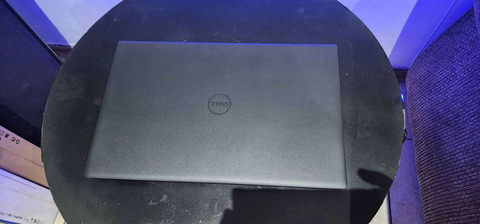 Dell Inspiron 15 3511 - 15.6" quad core i5-1135g7 -8gb ddr4 ram -256gb m.2 ssd- intel Iris XE