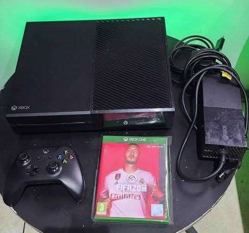 Xbox one 500GB with FIFA 20 game  1x Controller & Accessories- Matte Black