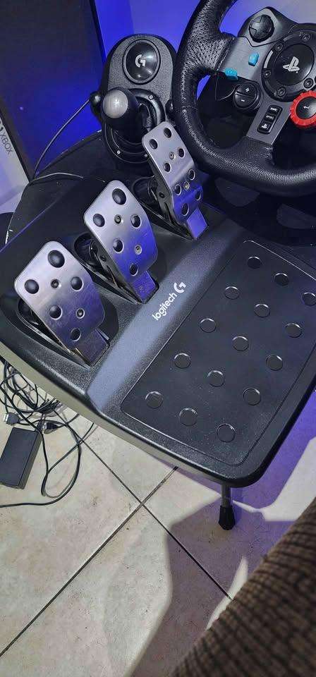 Logitech G29 Driving Force Racing Steering Wheel and Pedals, with Shifter - Pc /Ps3/ Ps4 /Ps5