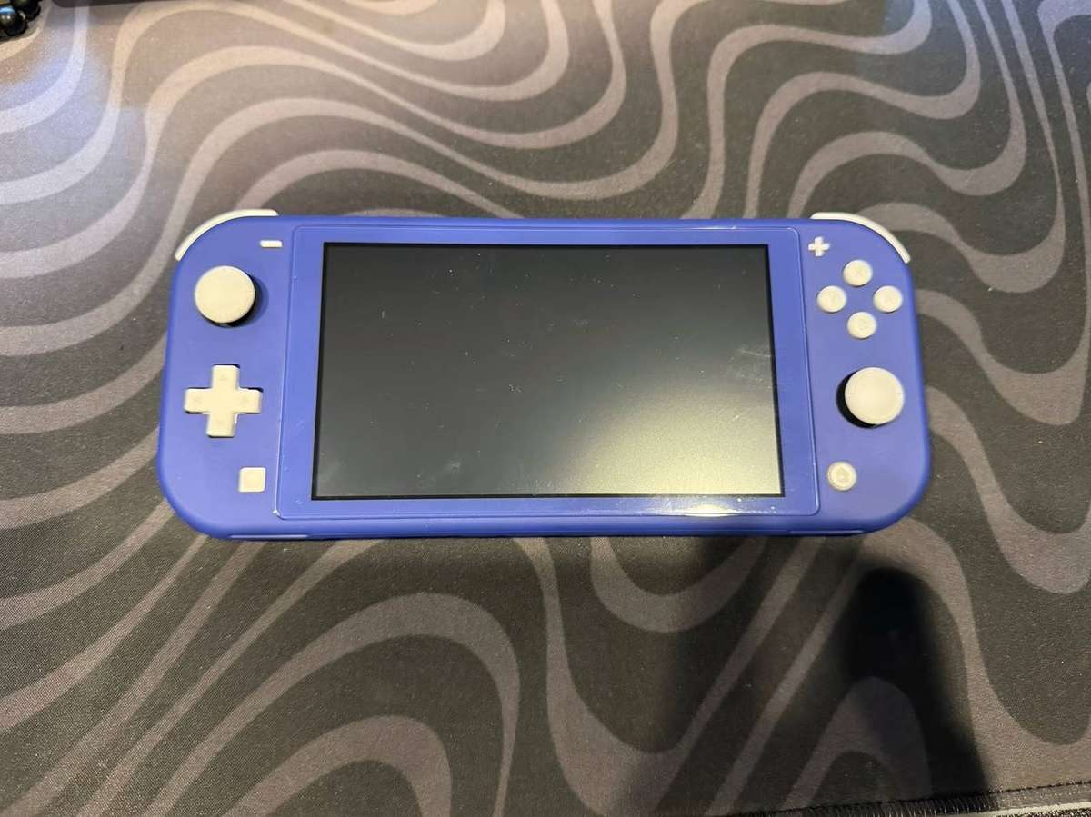 Nintendo switch lite 32GB with charger & pouch - Blue