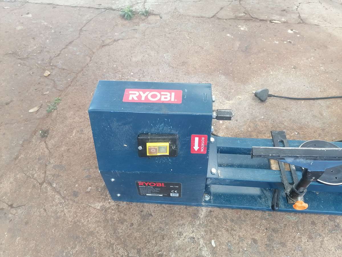 RYOBI 1000mm 400watt Lathe with 8 piece chisel set