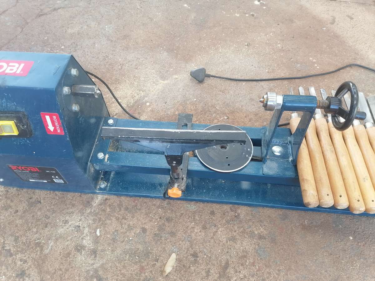 RYOBI 1000mm 400watt Lathe with 8 piece chisel set