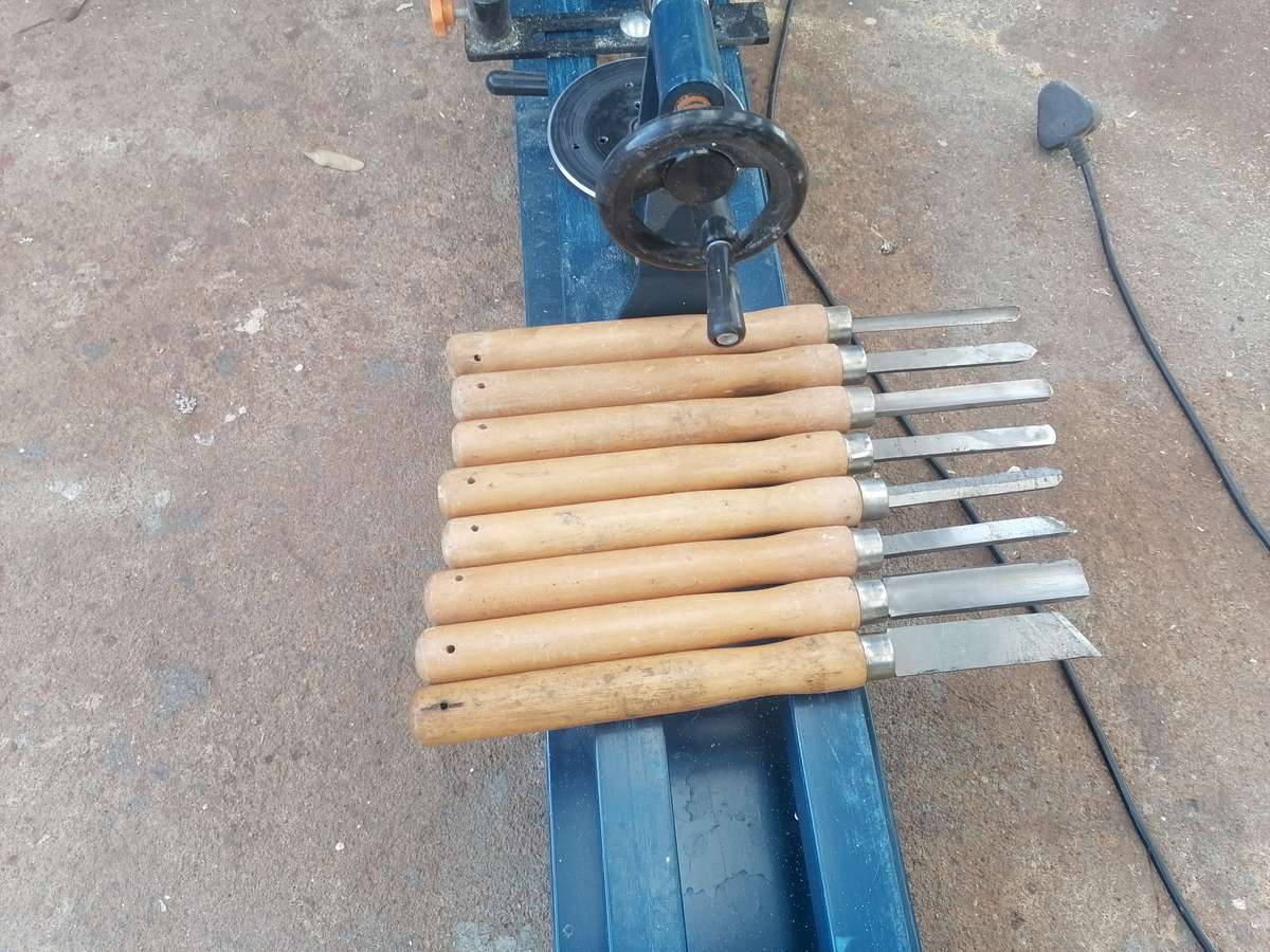 RYOBI 1000mm 400watt Lathe with 8 piece chisel set