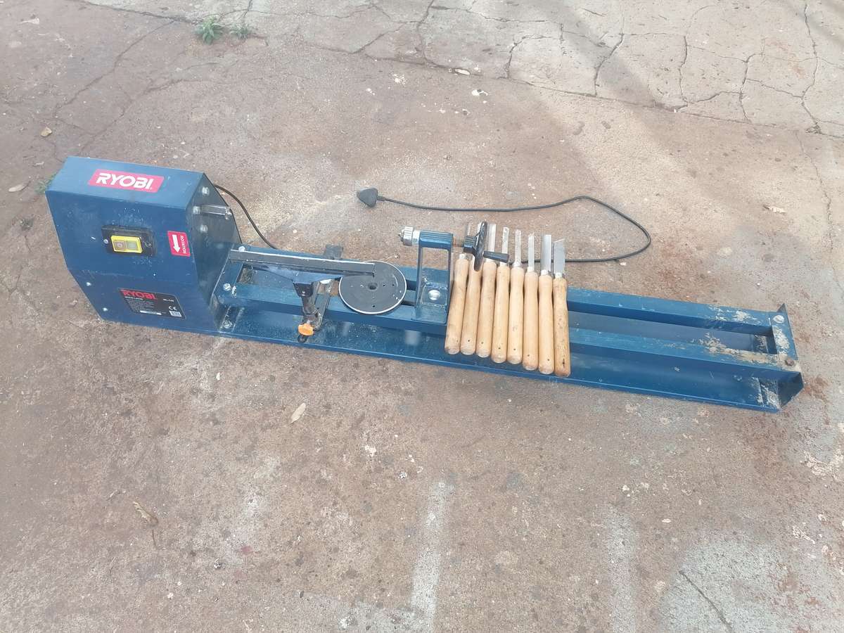 RYOBI 1000mm 400watt Lathe with 8 piece chisel set