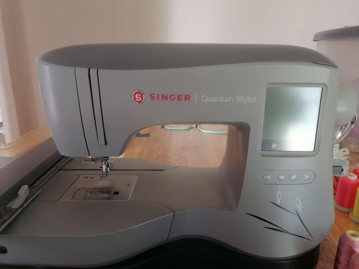 Singer Quantum Stylist EM 200 Embroidery Machine