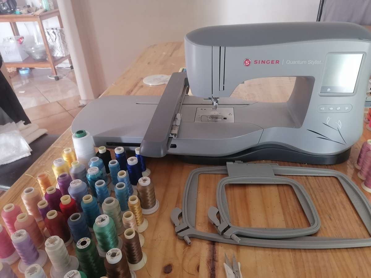 Singer Quantum Stylist EM 200 Embroidery Machine