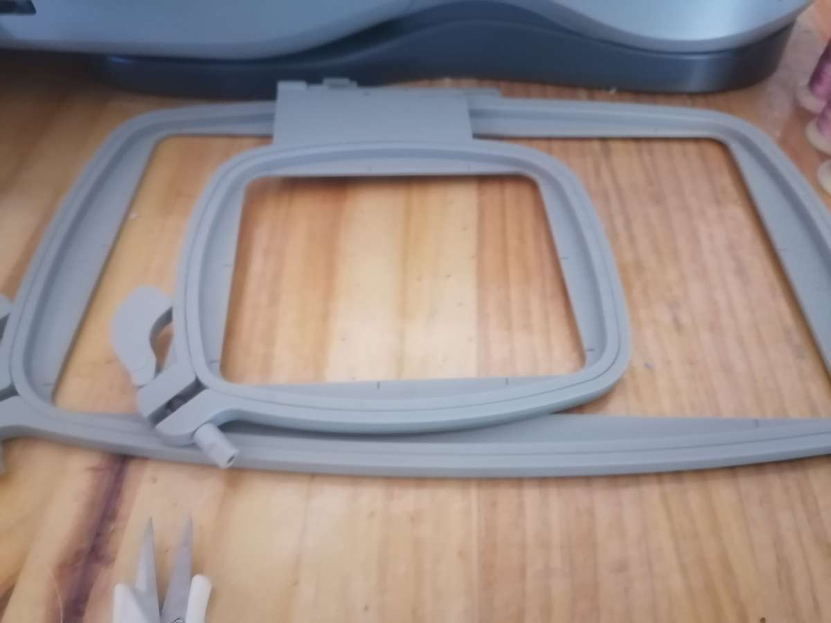 Singer Quantum Stylist EM 200 Embroidery Machine