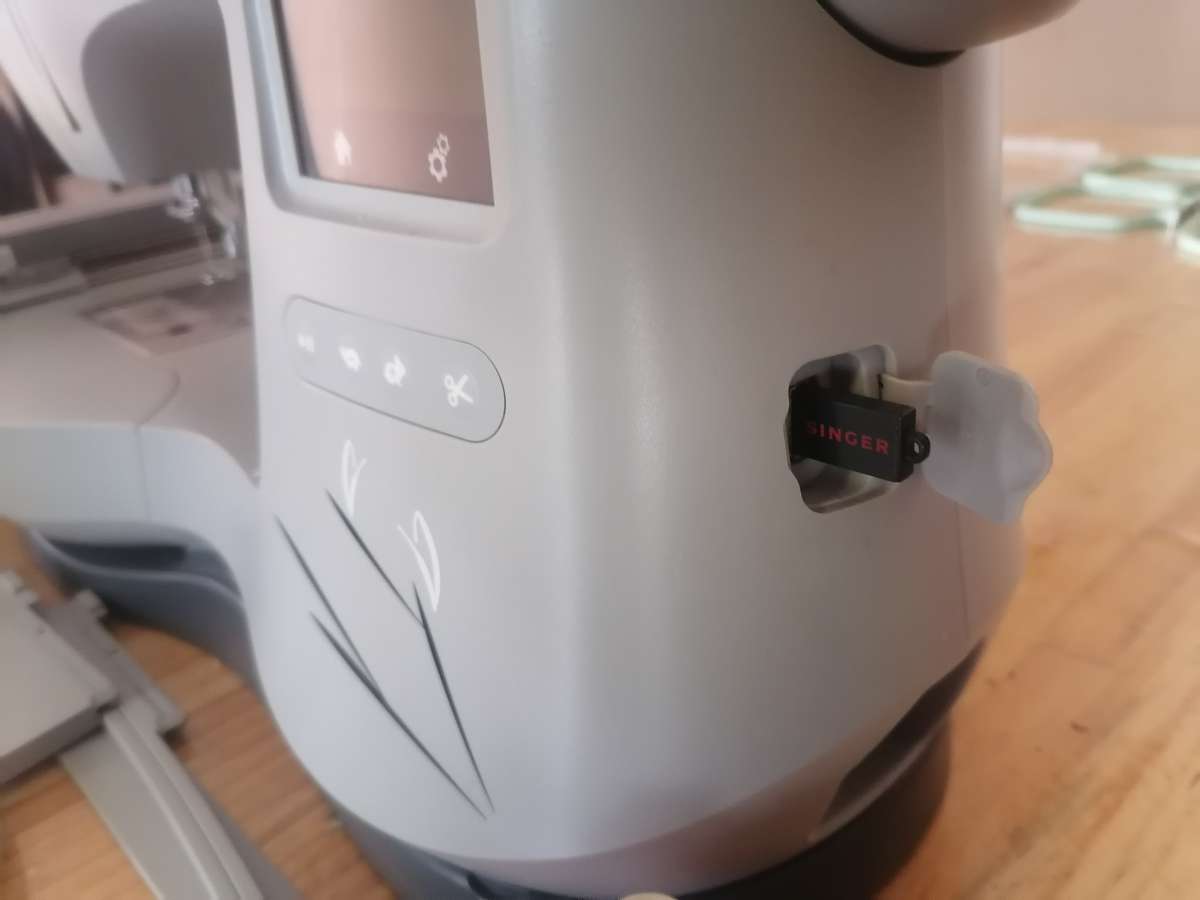 Singer Quantum Stylist EM 200 Embroidery Machine