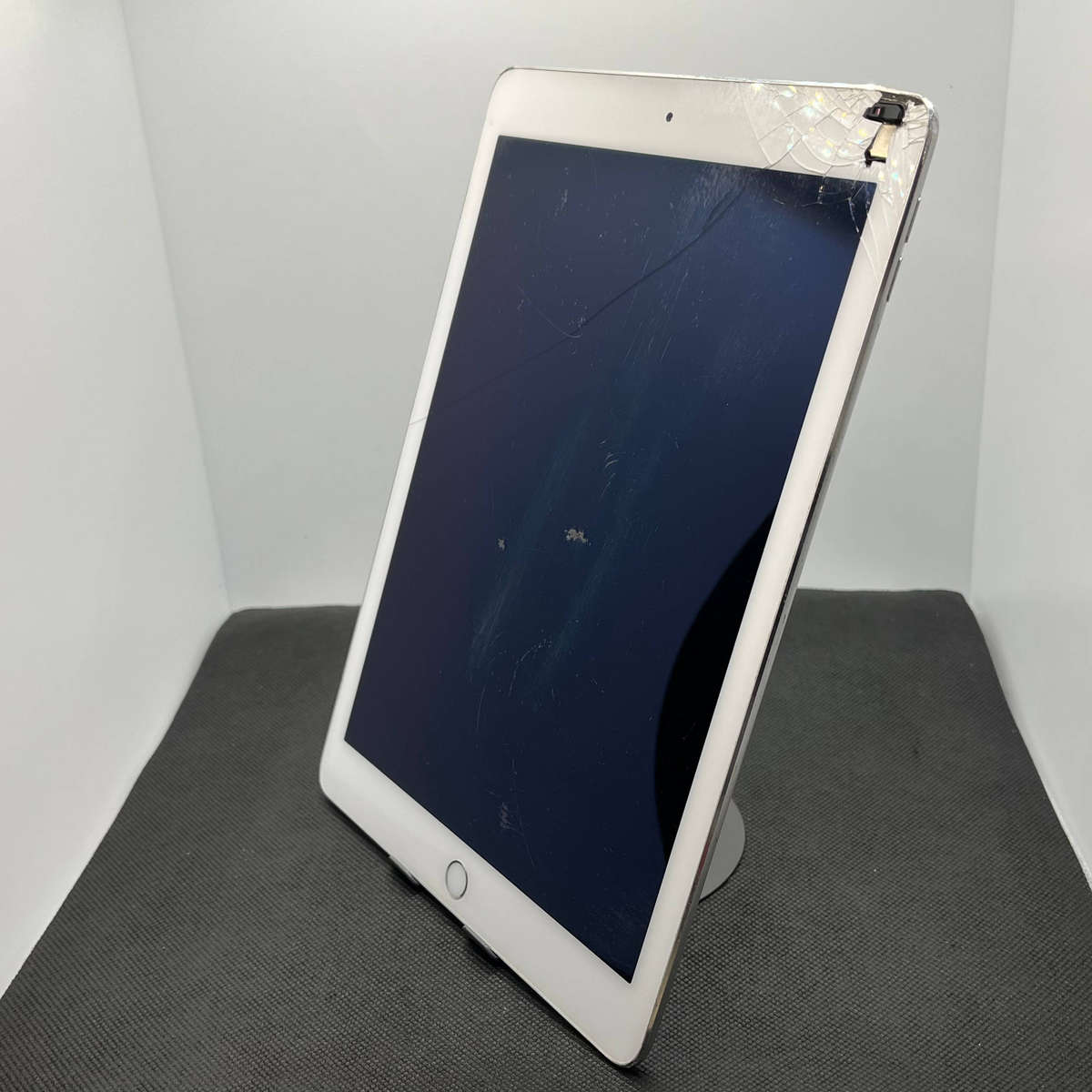 Apple iPad 9.7" 5th Gen Silver
