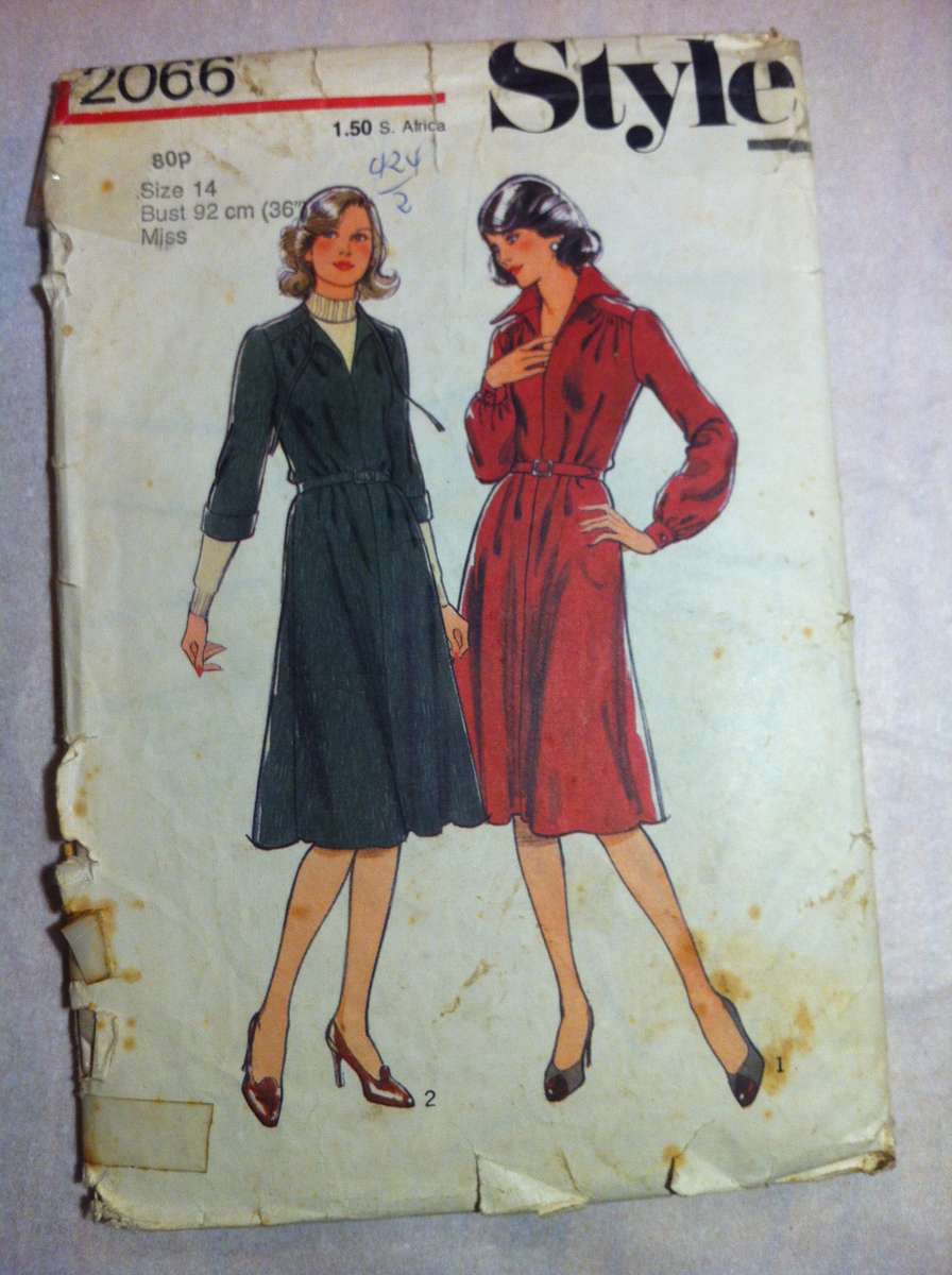 Style 2066 Pullover Dress. Size 14. Complete