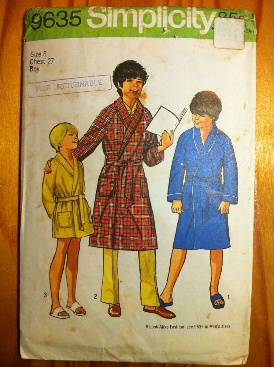 Simplicity 9635 Boys Robe. Size 8 / Chest 67 cm. Complete
