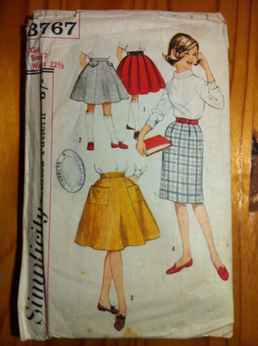 Simplicity 3767 Girls Set of Skirts. Waist 56 cm. Complete