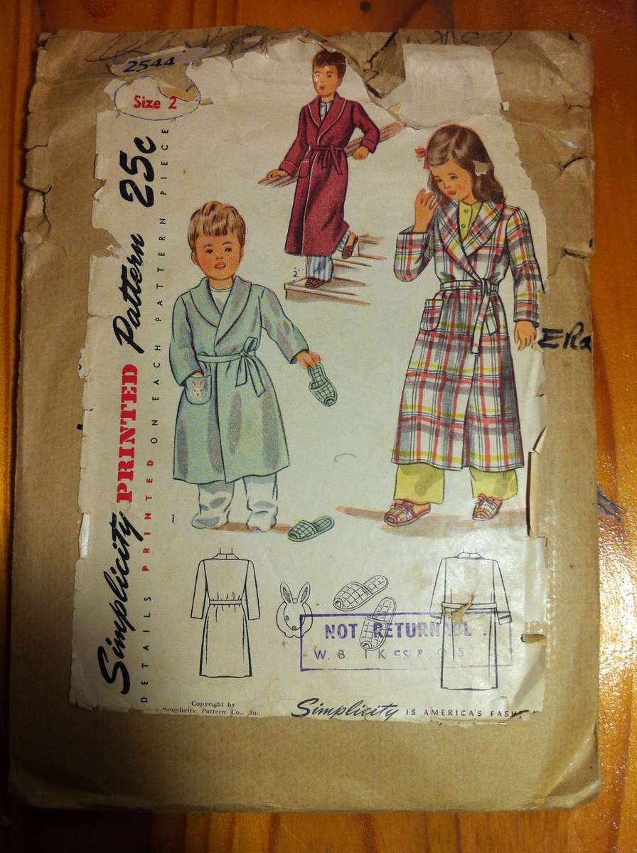 Simplicity 2544 Childs Robe and Slippers. Size 2. Complete with Transfer. Worn Envelope
